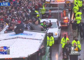 Brady completa pases hasta desde el bus de la celebración