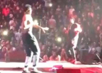 La última de Embiid: ¡se pone a bailar como un loco sin camiseta!