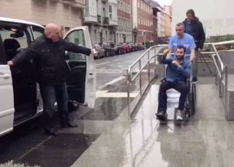 La salida de la clínica de Aleix Vidal en silla de ruedas