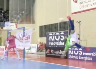 Ricardinho almost nets bicycle kick...from over by the corner!