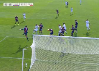 Autogol surrealista: Soriano no quería, pero le salió un despeje remate