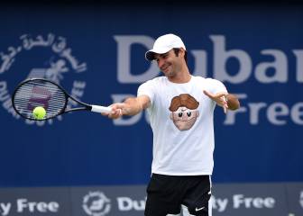 Federer and Murray warm into Dubai championships on beach