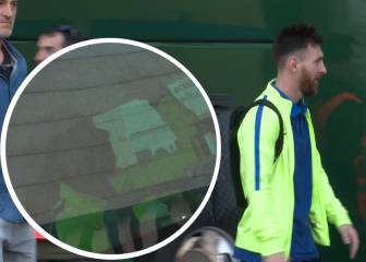 Suárez and Messi celebrate Atletico win on team bus