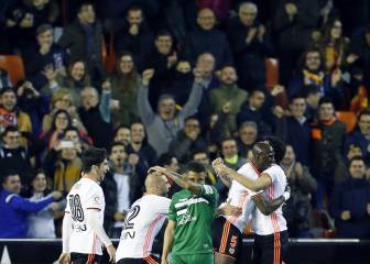 El Valencia se escapa del descenso con un gol de Mangala
