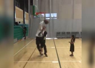 A este niño despistado le mete un tapón... ¡Su propio entrenador!