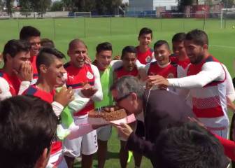 En Chivas no respetan a nadie... ¡pastelazo a su dueño!