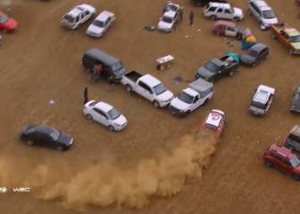 Se sale de la pista y vuelve esquivando todo a su paso