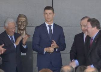 Cristiano Ronaldo posa con su 'polémico' busto en el aeropuerto
