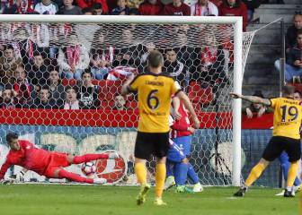 Sandro conquista El Molinón y aleja al Málaga del descenso