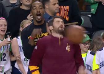 ¡Eso duele!: pelotazo a Kevin Love; JR. Smith quiso reanimarle