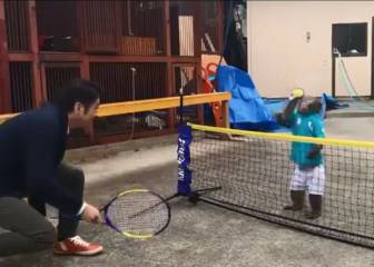 En Japón, un tipo entrenó a su mono... ¡Para jugar tenis con él!