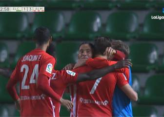 El Almería conquista el Martínez Valero y mete al Elche en un lío