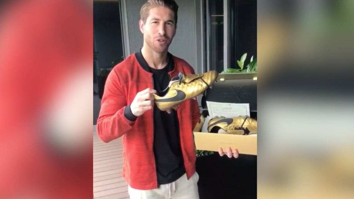 Ventilar Latón importar Vídeo: Totti regala unas botas a Sergio Ramos... ¿amuleto para el derbi? -  AS.com