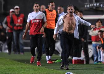 ¿Entrenador o el increíble Hulk? Le expulsan y se rompe la camisa