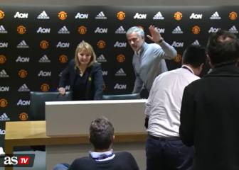 Mourinho walks out of near-empty press conference