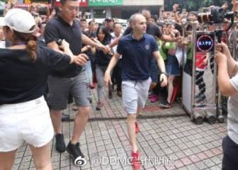 China también es de Iniesta: ¡locura en el aeropuerto por él!