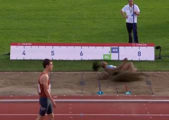 Lo nunca visto: se le cae la peluca en mitad de un salto de altura