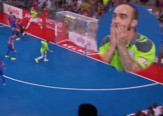 Ricardinho misses open goal... honestly, no word of a lie