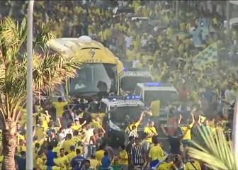 Se les fue la euforia de las manos: cargas y botellazos en Cádiz