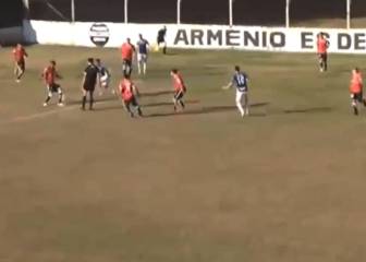 ¡Increíble! El árbitro da asistencia y la jugada termina en gol