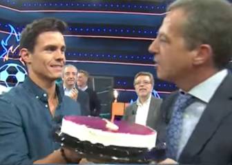 Cristobal Soria cumplía años y tuvo su pastel... ¡con muy mala idea!