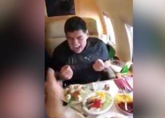 Maradona totalmente desatado en el avión tomando chupitos