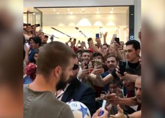 Piqué rodeado de cientos de fans en un centro comercial de Beirut