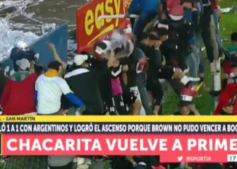Se rozó la tragedia: ¡se parte el larguero con 25 personas encima!