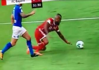 El chascarro de Vidal antes de patear al arco: ¡qué tropiezo!