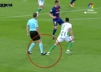 Twitter la repite en bucle: la 'falta' del árbitro a Camarasa cuando iba a robar el balón al Barça