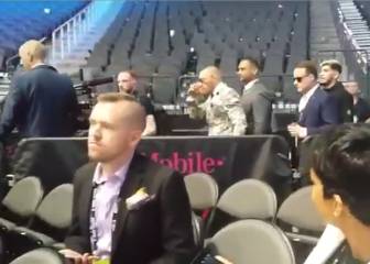 ¿Triste McGregor?: así entró en la rueda de prensa... ¡Con whisky!