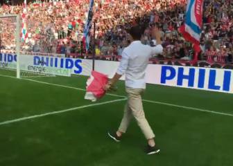 Pelos de punta con el homenaje de la afición del PSV a Guardado