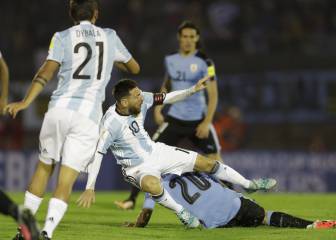 ¡Sin piedad por Messi! Los uruguayos le dieron con todo