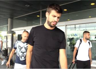 Un muy serio Piqué en la llegada de los jugadores a Barcelona