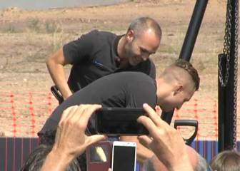 Deulofeu e Iniesta colocan la primera piedra del estadio Johan Cruyff