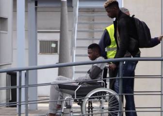 Dembélé, in a wheelchair, leaves Barcelona for surgery