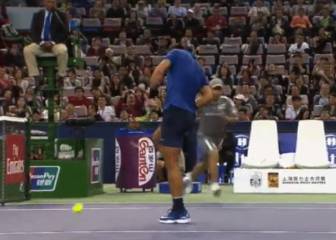 Ow! Nadal loses temper, smashes racket into own knee