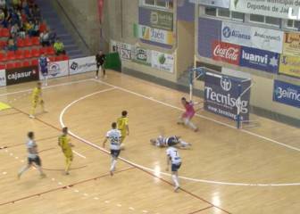 Bestialidad en el fútbol sala: sienta a cuatro y marca como si nada