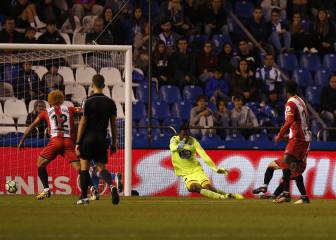 El Girona saca una victoria de Riazor entre el caos arbitral