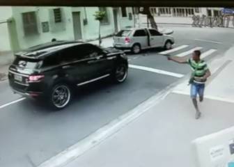 Aterrador: así atracan a punta de pistola y le roban su cochazo a un futbolista en Brasil