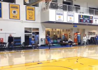 Alucinante lo de Curry, ¡triple con el pie!