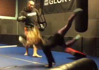 Difícil de entender: un luchador le pega un patadón a su hija en pleno entrenamiento