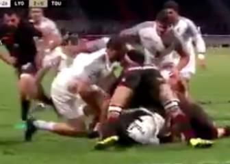 La grandeza del rugby: se da cuenta de la lesión de su rival y le protege con el cuerpo