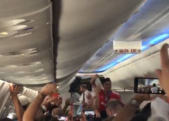 Pletóricos: así fue el festejo de Independiente en el avión