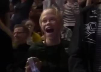 Swimming fan asks Adam Peaty for autograph, gets a surprise...