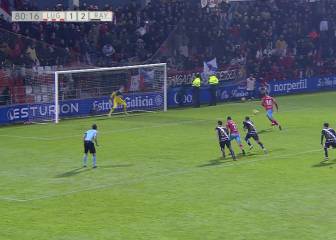 ¿Qué hizo? Penalti a lo 'Panenka' y... ¡lo lanza por lo alto!