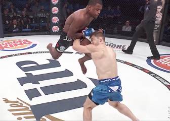 Le clava la rodilla al rival en la cara y se vuelve loco celebrándolo