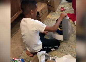 LeBron James fan thinks he's been given a Steph Curry shirt...