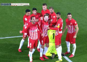 El Almería toma aire en un final loco: gol y penalti parado