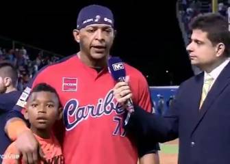 Beisbolista corrige a su hijo por insulto durante una entrevista
